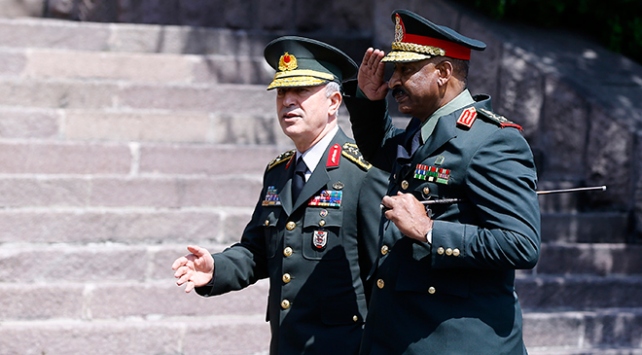 Genelkurmay Başkanı Akar, Sudanlı mevkidaşı Bashir ile görüştü