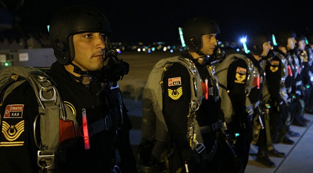 ‘Yarasa komandolar’ gece atlayışıyla göz doldurdu