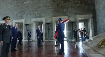 Cumhurbaşkanı Erdoğan, YAŞ üyeleriyle Anıtkabir’i ziyaret etti